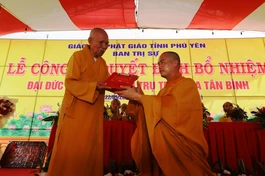 Hòa thượng Thích Đồng Tiến trao quyết định bổ nhiệm trụ trì chùa Tân Bình đến Đại đức Thích Lệ Ngạn