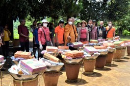 Ban Từ thiện - Xã hội Phật giáo quận Ô Môn (TP.Cần Thơ) trao quà đến người bệnh phong