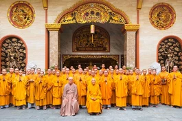 Hòa thượng Thích Minh Thông chụp ảnh lưu niệm cùng chư hành giả an cư tại chùa Hưng Phước