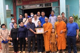 Tịnh xá Ngọc Lai kết hợp với đoàn từ thiện Phật giáo Hòa Hảo tặng quà tại xã Ia Khai