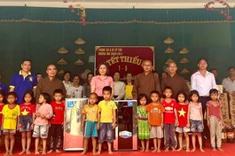 Trao quà tại trường Mầm non Chiêu Lưu