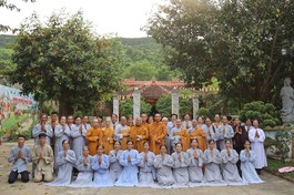 Đông đảo Phật tử tham dự khóa tu một ngày tại tịnh xá Linh Sơn