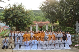 Đông đảo Phật tử tham dự khóa tu một ngày tại tịnh xá Linh Sơn