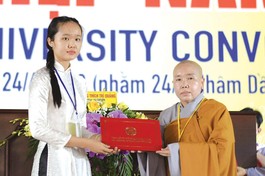 Phật tử Lệ Ánh trong ngày nhận bằng tốt nghiệp cử nhân Phật học năm 2022