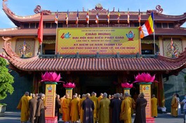 Chư tôn đức đến tham dự buổi khai mạc triển lãm chào mừng 40 năm thành lập, Đại hội Phật giáo TP.HCM lần thứ X tại Việt Nam Quốc Tự (quận 10) - Ảnh: Bảo Toàn