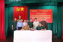 Lễ ký kết chương trình phối hợp hoạt động diễn ra tại Hội trường Ban Chỉ huy Quân sự quận Bình Thạnh - Ảnh: Dương Lê