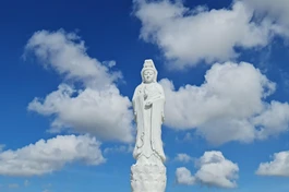 Tôn tượng Bồ-tát Quan Thế Âm lộ thiên tại chùa Quan Âm Linh Ứng