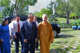 Chủ tịch nước Nguyễn Xuân Phúc, Trưởng ban Dân vận Trung ương Bùi Thị Minh Hoài, Bí thư Thành ủy TP.HCM Nguyễn Văn Nên và các vị lãnh đạo Trung ương, TP.HCM thăm Trưởng lão Hòa thượng Thích Trí Quảng - Ảnh: Bảo Toàn