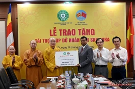 Hòa thượng Thích Thanh Nhiễu trao bảng tượng trưng số tiền 500 triệu đồng của GHPGVN đến Đại sứ Sri Lanka tại Việt Nam Prasanna Gamaget