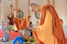 Chư Tăng chùa Cổ Am cử hành nghi thức thế phát xuất gia gieo duyên cho các bạn trẻ