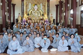 Phái đoàn cúng dường chụp ảnh lưu niệm tại trường hạ chùa Từ Hạnh (quận Bình Tân, TP.HCM)