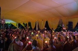 Hơn 300 ngọn nến được chư Tăng Ni và các khóa sinh thắp sáng trong đêm lễ "Tứ trọng ân"