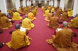 Toàn cảnh lễ bố-tát của chư Tăng tại thiền đường tòa Viên Quang - chùa Sóc Thiên Vương (huyện Sóc Sơn, Hà Nội)