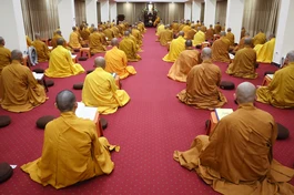 Toàn cảnh lễ bố-tát của chư Tăng tại thiền đường tòa Viên Quang - chùa Sóc Thiên Vương (huyện Sóc Sơn, Hà Nội)