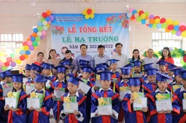 Trao phần thưởng cho các em học sinh