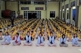 Các bạn trẻ hào hứng tham gia hát múa tập thể trong đêm khai mạc