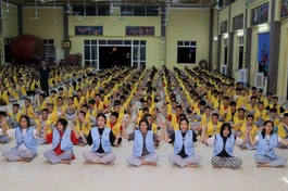 Các bạn trẻ hào hứng tham gia hát múa tập thể trong đêm khai mạc