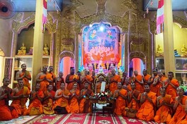 Chư Tăng chụp ảnh lưu niệm cùng Hòa thượng Thạch Sen