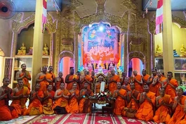 Chư Tăng chụp ảnh lưu niệm cùng Hòa thượng Thạch Sen