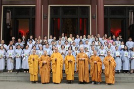 Đoàn cúng dường chụp ảnh lưu niệm tại Luật viện Huệ Nghiêm (TP.HCM)