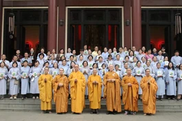 Đoàn cúng dường chụp ảnh lưu niệm tại Luật viện Huệ Nghiêm (TP.HCM)