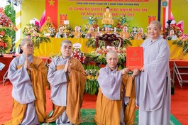 Ni sư Thích nữ Đàm Hòa, Phó ban Trị sự GHPGVN tỉnh Thanh Hóa trao quyết định bổ nhiệm trụ trì chùa Kim Quy đến Sư cô Thích nữ Chơn Nhã