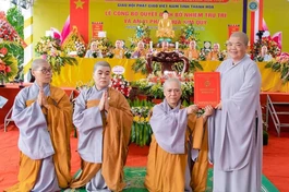 Ni sư Thích nữ Đàm Hòa, Phó ban Trị sự GHPGVN tỉnh Thanh Hóa trao quyết định bổ nhiệm trụ trì chùa Kim Quy đến Sư cô Thích nữ Chơn Nhã