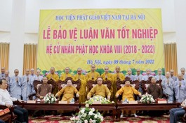 Tăng Ni sinh tham gia bảo vệ khóa luận chụp ảnh lưu niệm cùng chư tôn đức tại lễ khai mạc