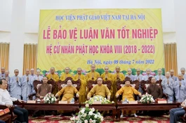 Tăng Ni sinh tham gia bảo vệ khóa luận chụp ảnh lưu niệm cùng chư tôn đức tại lễ khai mạc