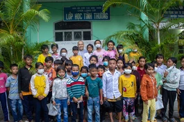 Ni sư Thích nữ Đức Thịnh và các em học sinh người đồng bào Raglai