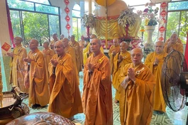 Chư Tăng Phật giáo quận 8 bố-tát, thính giới tại chùa Long Vân 