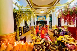 Chư Tăng chùa PituKhôsa RăngSay đảnh lễ Tam bảo