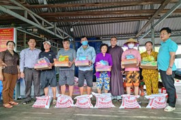 Cà Mau: Niệm Phật đường Phước Điền tặng quà bà con bị ảnh hưởng do lốc xoáy, triều cường dâng cao