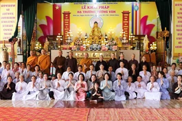 Đoàn cúng dường chụp ảnh lưu niệm tại trường hạ Tường Vân