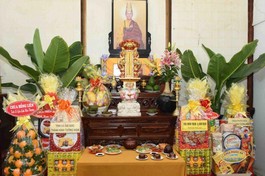 Di ảnh, long vị, y bát cố Hòa thượng Thích Tâm Tựu tại tổ đường chùa Thiên Sơn