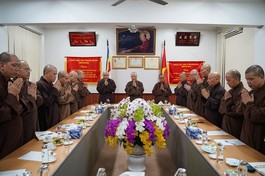 Chư tôn đức niệm Phật cầu gia hộ trước khi tiến hành phiên họp