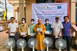 Quảng Trị: Ban Trị sự Phật giáo tỉnh tặng quà đồng bào dân tộc thiểu số tại các huyện, thị