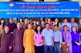 Ban Trị sự Phật giáo huyện Bình Chánh tặng quà đồng bào dân tộc