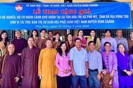 Ban Trị sự Phật giáo huyện Bình Chánh tặng quà đồng bào dân tộc