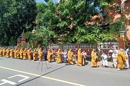 Tổ đình Vạn Thọ tổ chức lễ sớt bát, dâng y cúng dường chư Tăng Ni