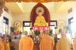 Ban Trị sự Phật giáo quận 8 bố-tát, thính giới tại chùa Phổ Đà Sơn 