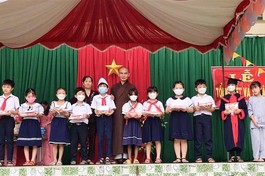 Chùa Quán Âm tặng quà các em học sinh có hoàn cảnh khó khăn