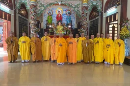 Chư Tăng Phật giáo thị xã La Gi chụp ảnh lưu niệm tại tổ đình Pháp Hội trong kỳ bố-tát kết thúc mùa An cư kiết hạ Phật lịch 2566 - Ảnh: C.P