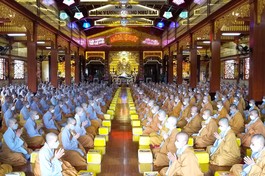 Chư Ni phúng tụng kinh Vu lan báo hiếu