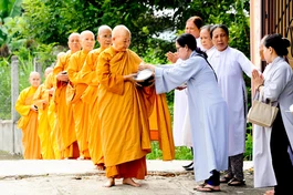 Kon Tum: Chư Ni tịnh xá Ngọc Hòa trì bình khất thực