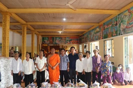 Trà Vinh: Chùa Prơm trao tặng 327 phần quà cho người dân khó khăn