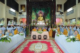 Phật tử đạo tràng chùa Phước Viên dâng y ca-sa cúng dường chư tôn đức Tăng Ni