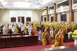 Đại đức Thích Bản Tường dâng lời tác bạch tạ pháp và khánh tuế nhị vị Hòa thượng