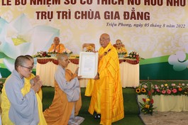 Hòa thượng Thích Thiện Tấn, Trưởng ban Trị sự GHPGVN tỉnh Quảng Trị trao quyết định bổ nhiệm trụ trì đến Sư cô Thích nữ Hữu Như