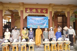 Tịnh xá Trung Tâm trao quà đến bà con nghèo phường 5, quận Bình Thạnh, TP.HCM